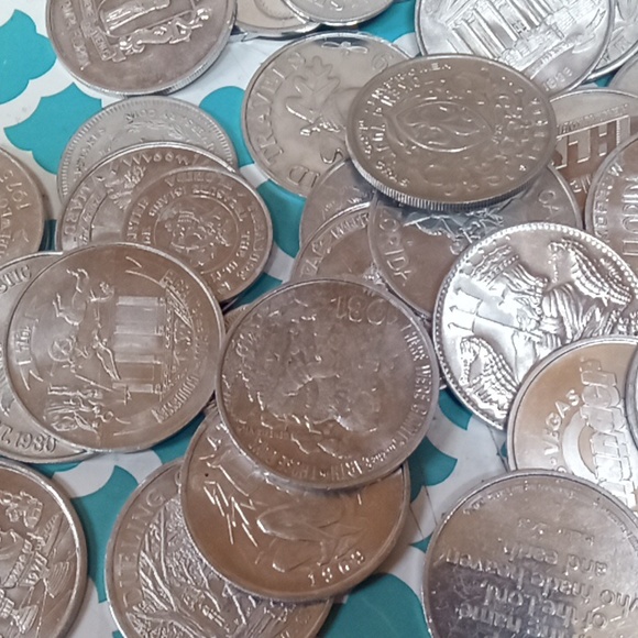 85 Mardi gras coins/random other coins - Picture 3 of 3